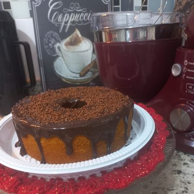 Bolo de cenoura com cobertura de chocolate e granulado