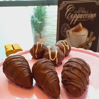 Bombons de chocolate com fio de chocolate branco