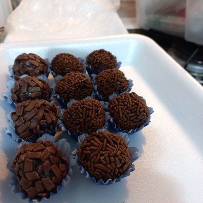 Brigadeiros enrolados em forminhas azuis