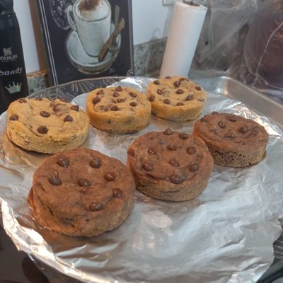 Cookies caseiros com gotas de chocolate
