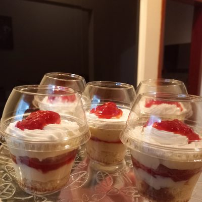 Copos individuais de sobremesa com creme e morango