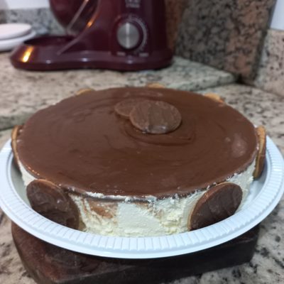 Fatia de Torta Holandesa com cobertura de chocolate e bombons